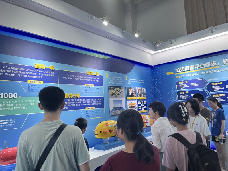 参观国家深海基地管理中心