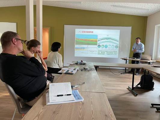 7976da9f05fa90d1778523c19c8f85b1